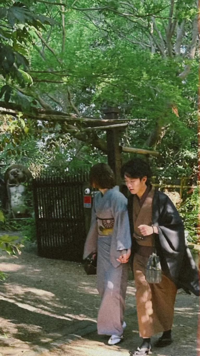 Couple in kimono on a Kyoto temple path
