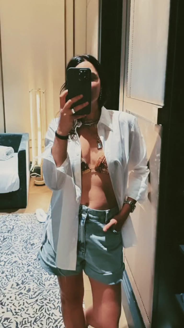 Hotel room mirror selfie in Madrid