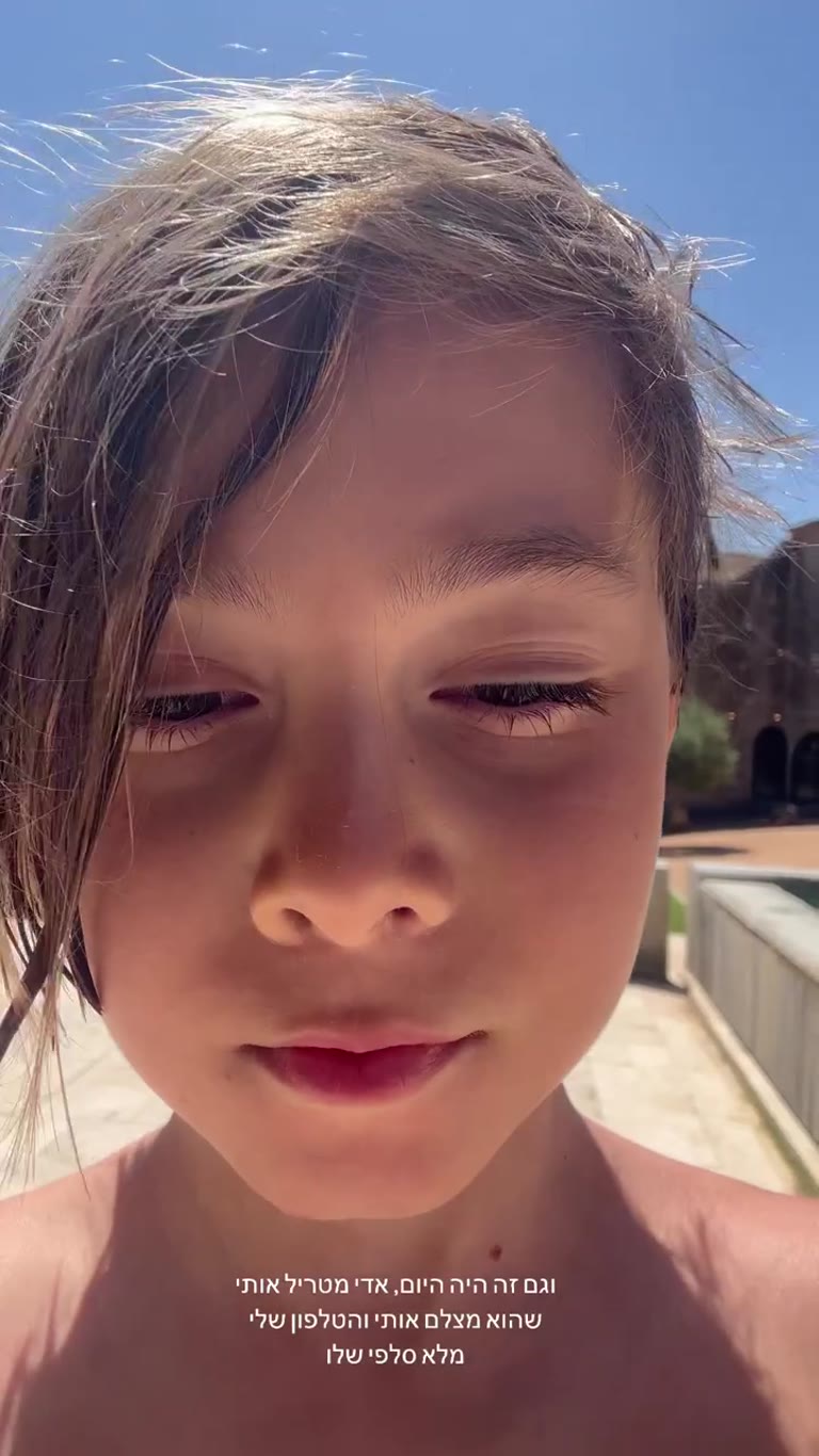 Selfie של הילד ליד הבריכה בספרד