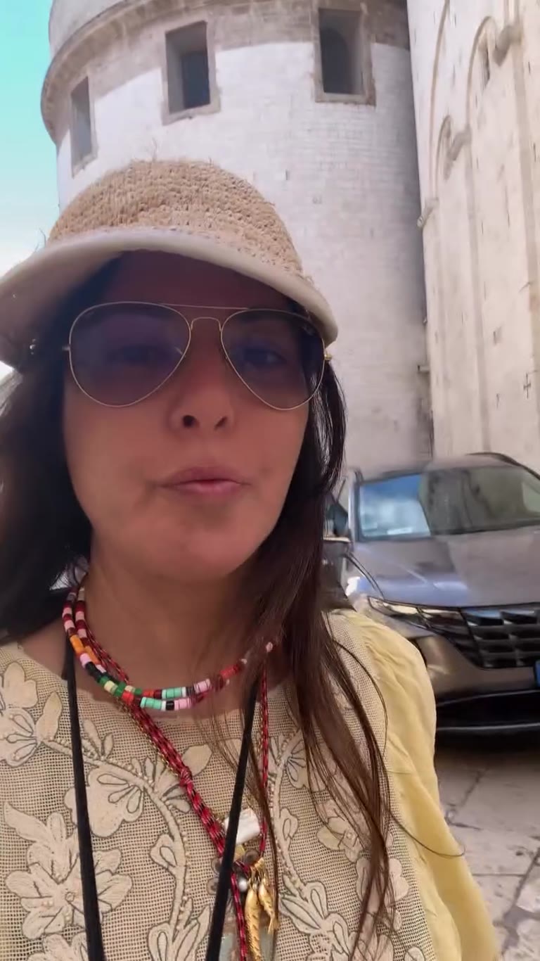 Morning alone in Bari old town