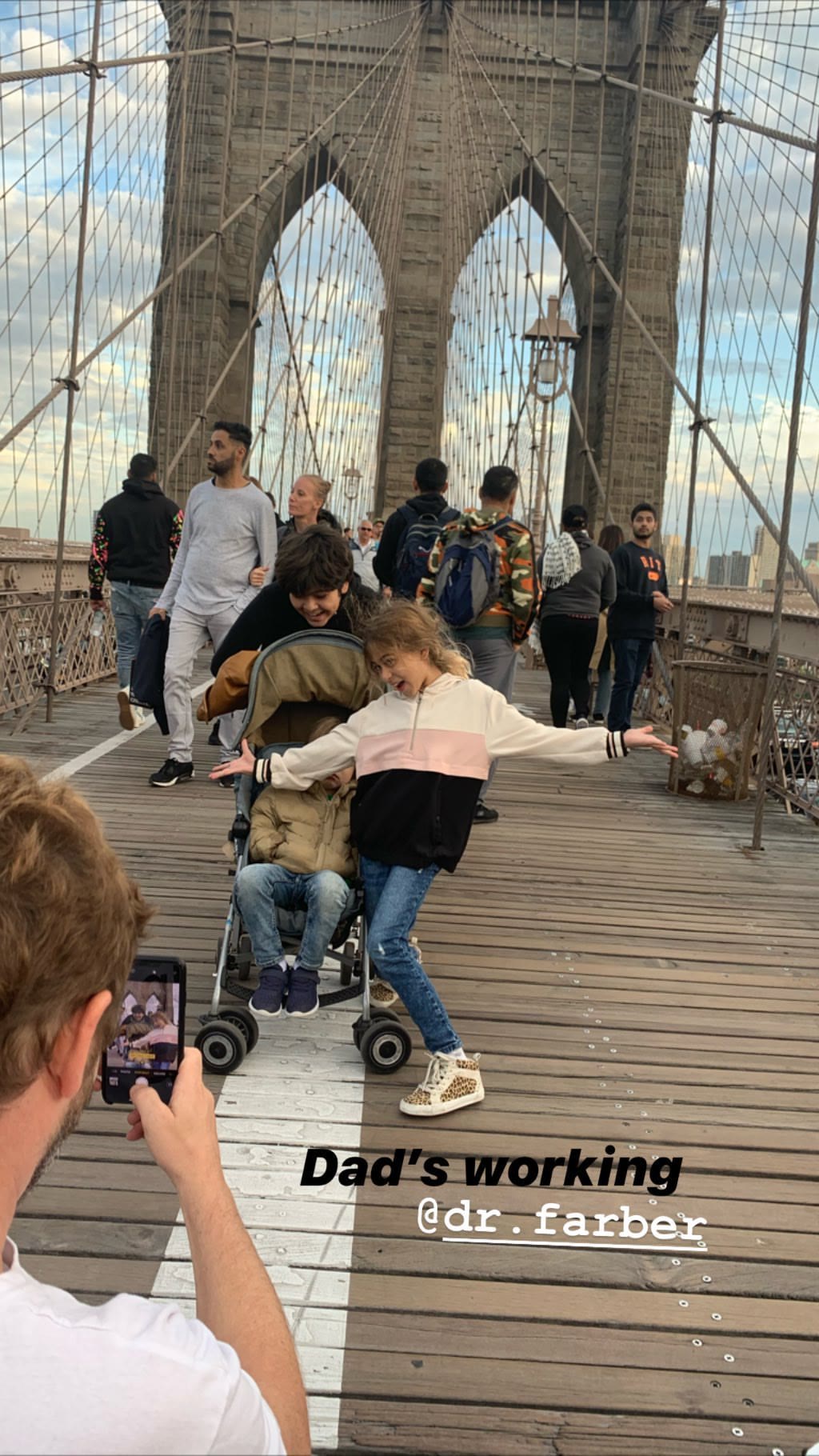 Family photo stop on the Brooklyn Bridge