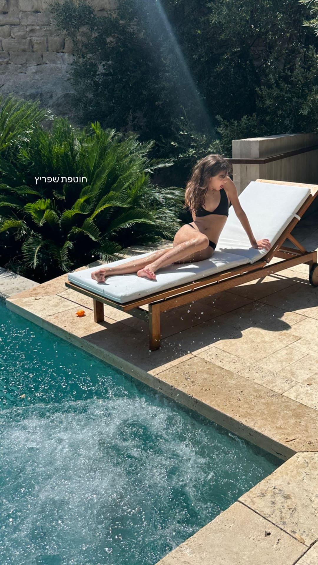 חוטפת שפריץ by the pool in Spain