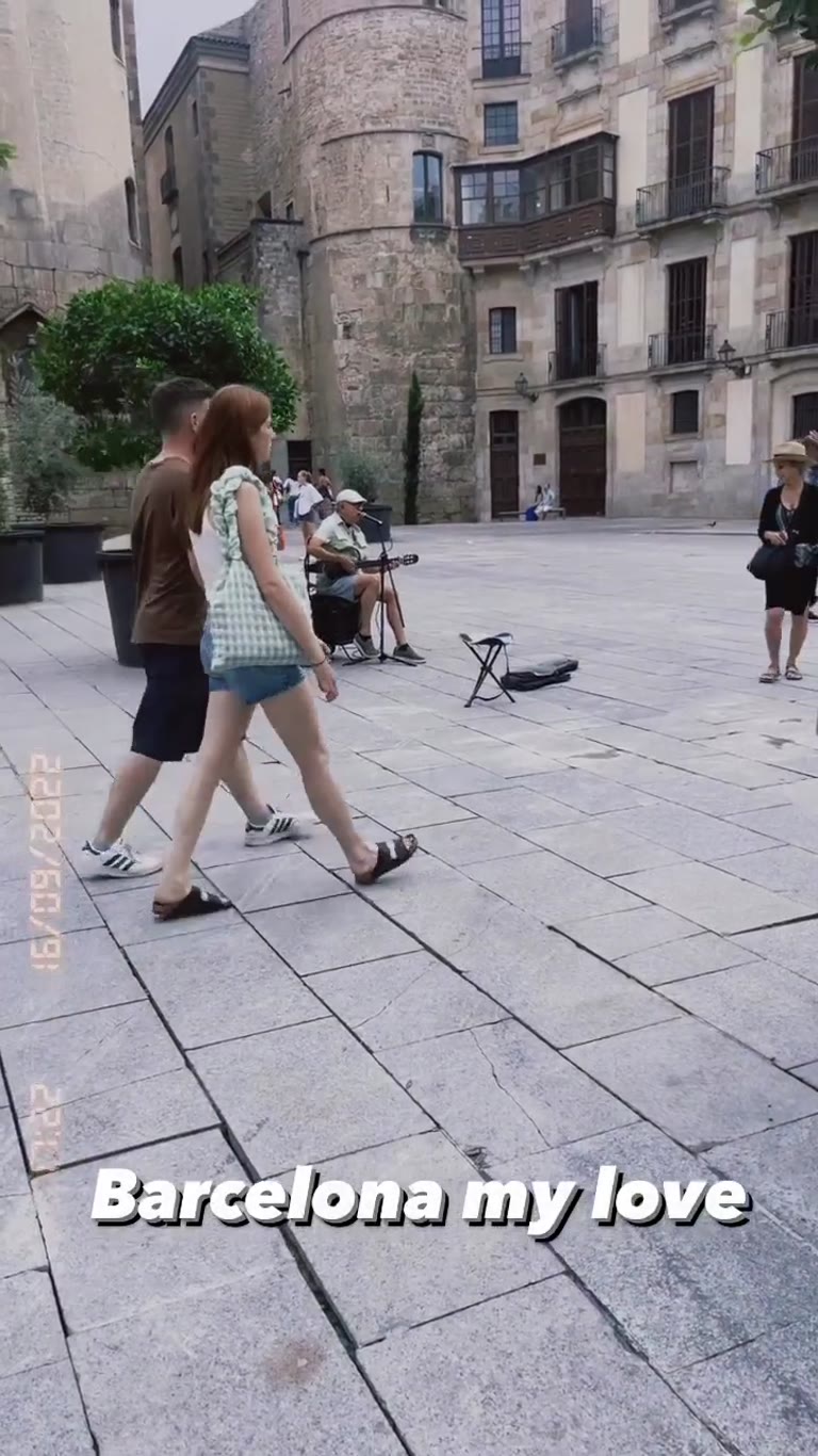 Barcelona my love — busker in the Gothic Quarter