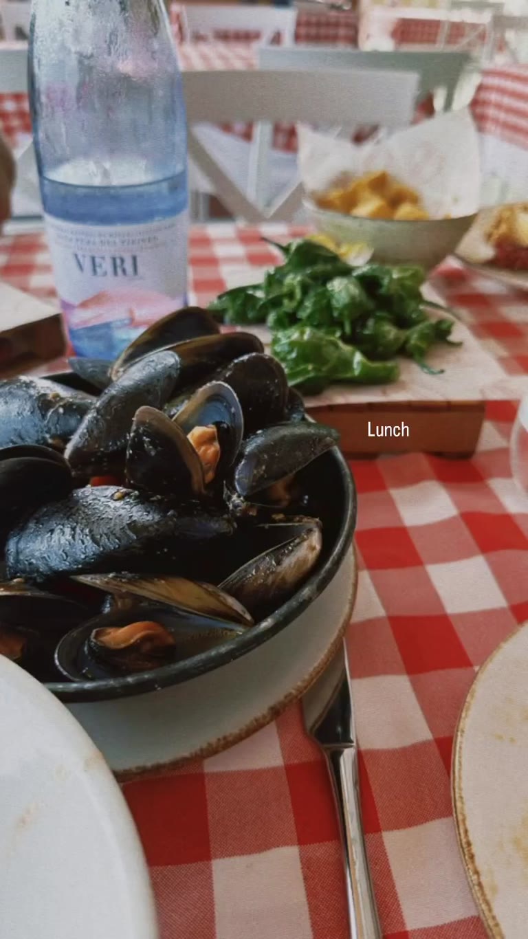 Mussels and padrón peppers lunch in Spain
