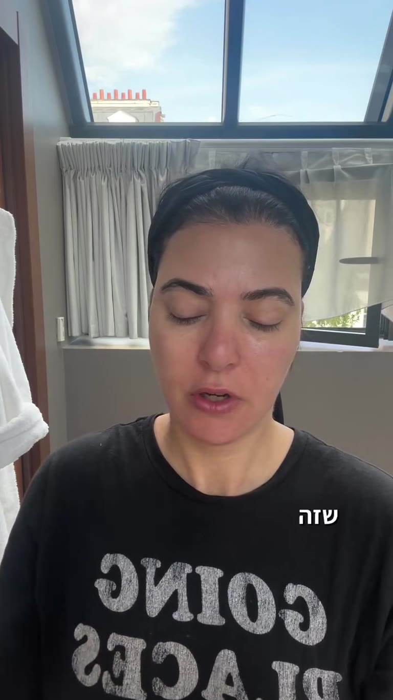 שגרת טיפוח בוקר בחדר במלון בפריז