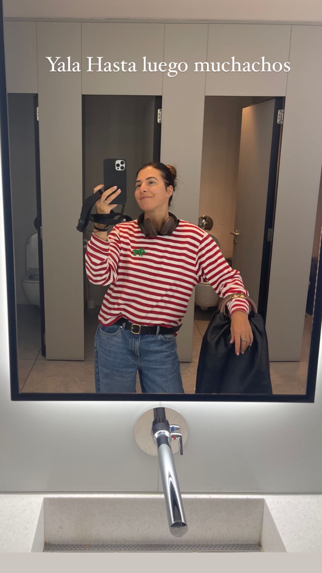 Airport mirror selfie: "Hasta luego muchachos"
