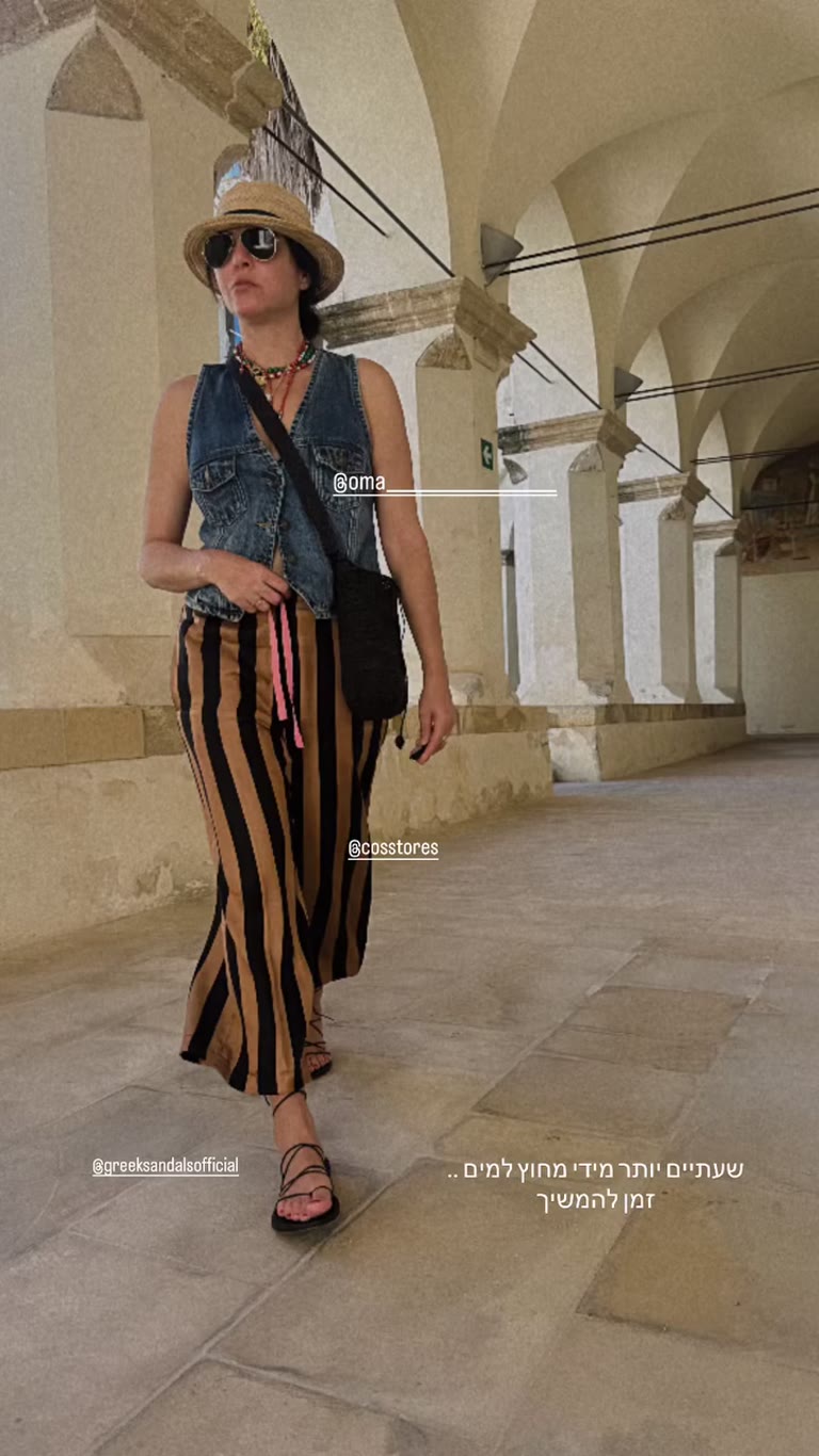 Outfit walk under Puglia arcades
