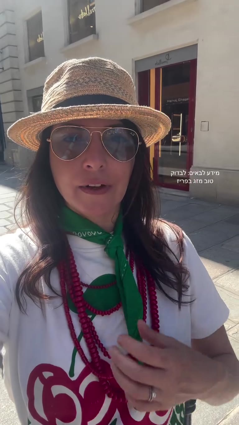 Paris heat warning on a shopping street