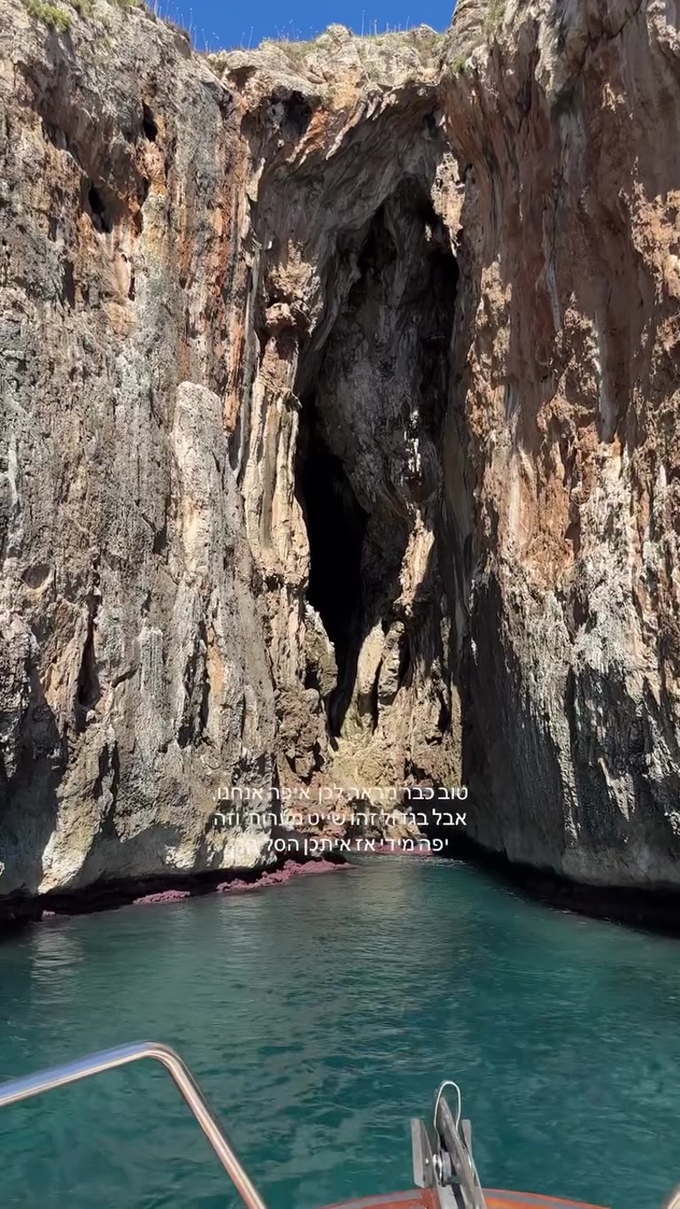 Sea cave boat tour in Puglia