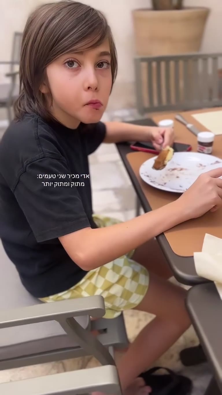 אדי מחסל פנקייקים בארוחת בוקר בפוליה