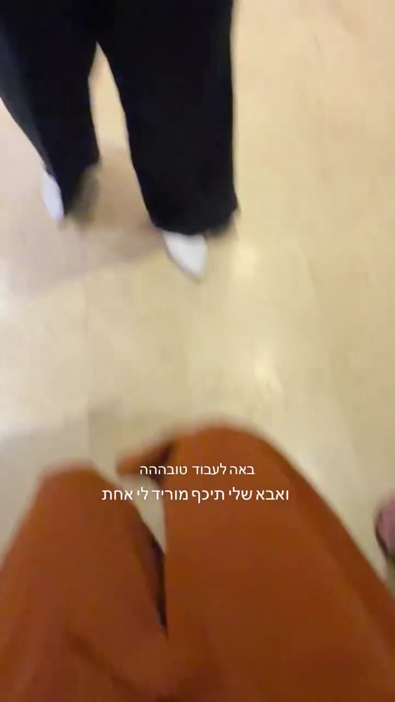 בדיקת לוקים עם ההורים בלובי המלון בקורפו