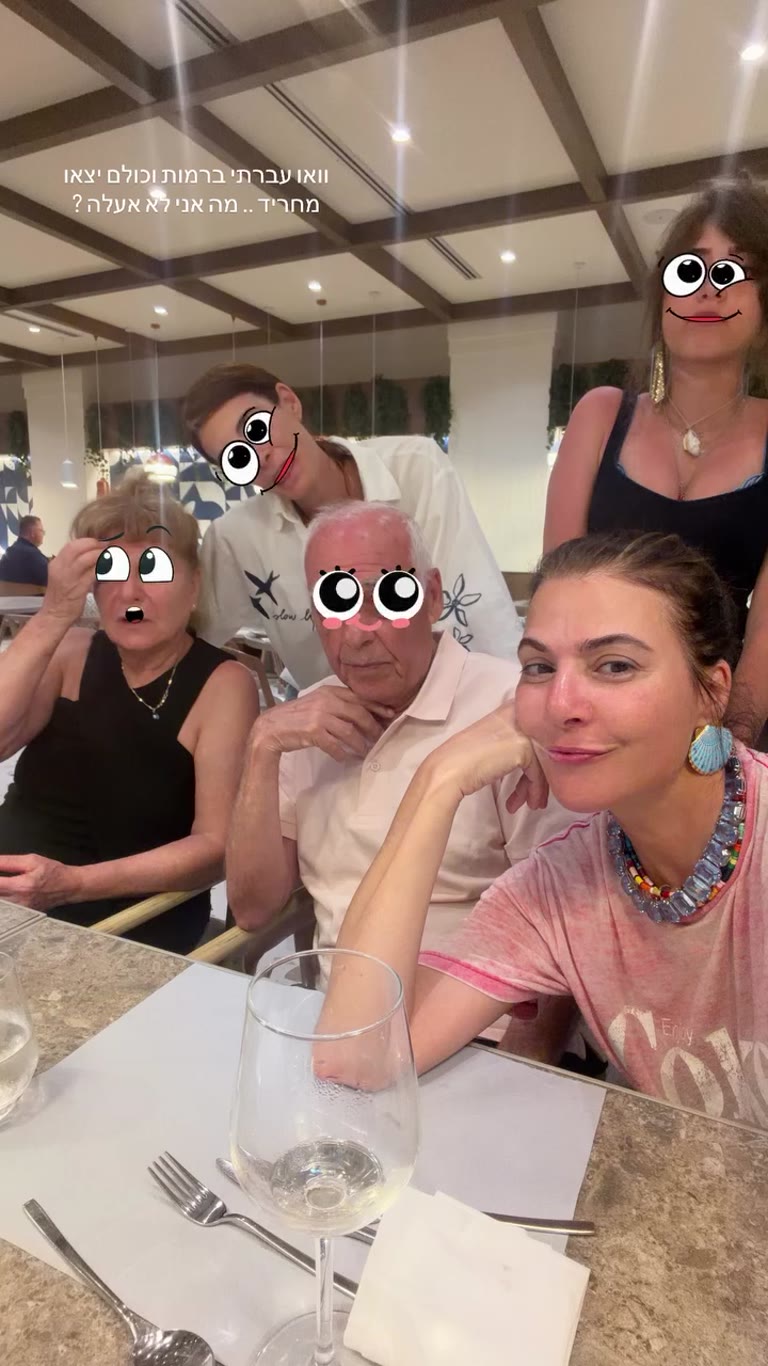 משפחה בארוחת ערב בקורפו