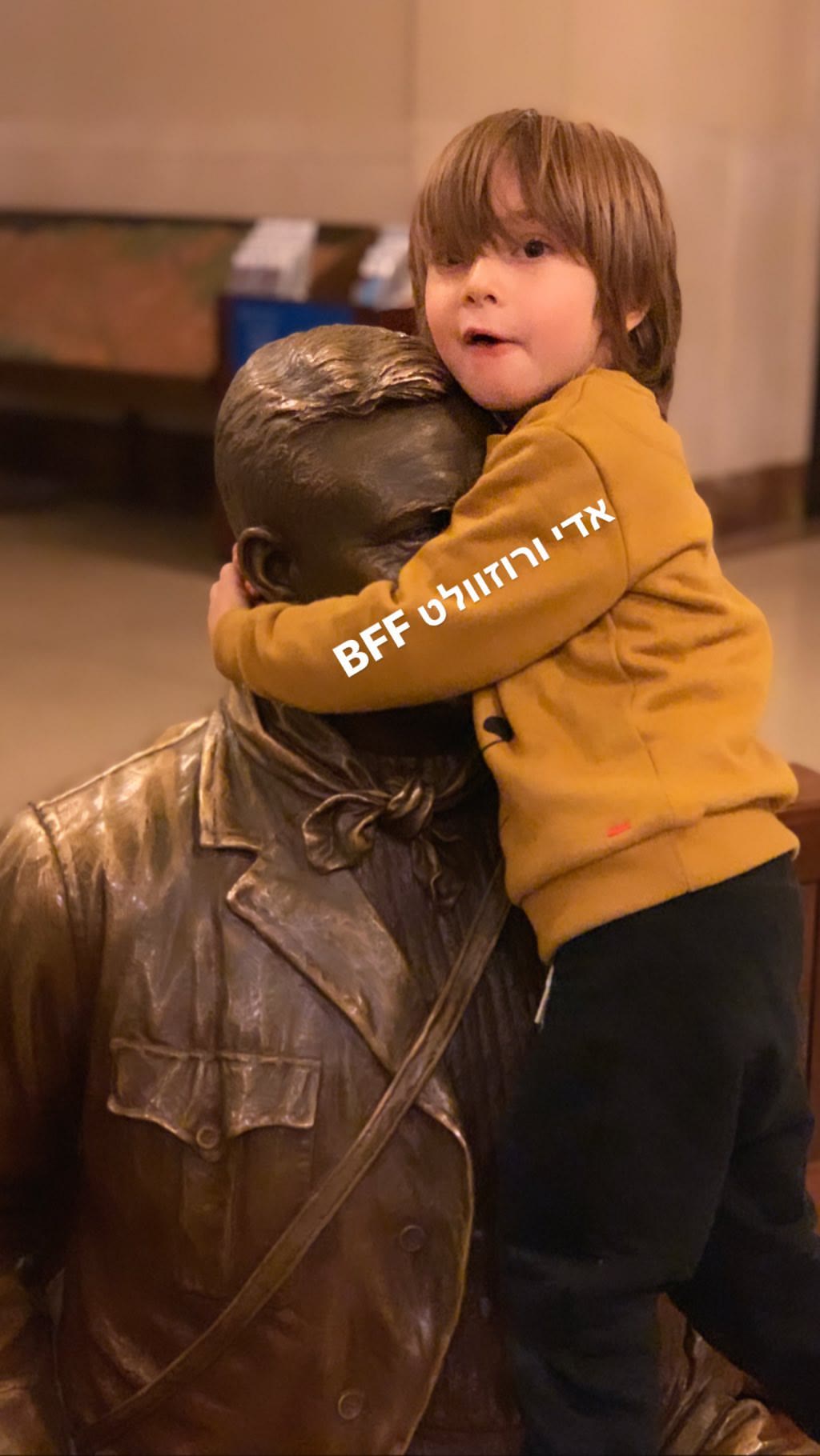 אדי מחבק את רוזוולט במוזיאון הטבע בניו יורק