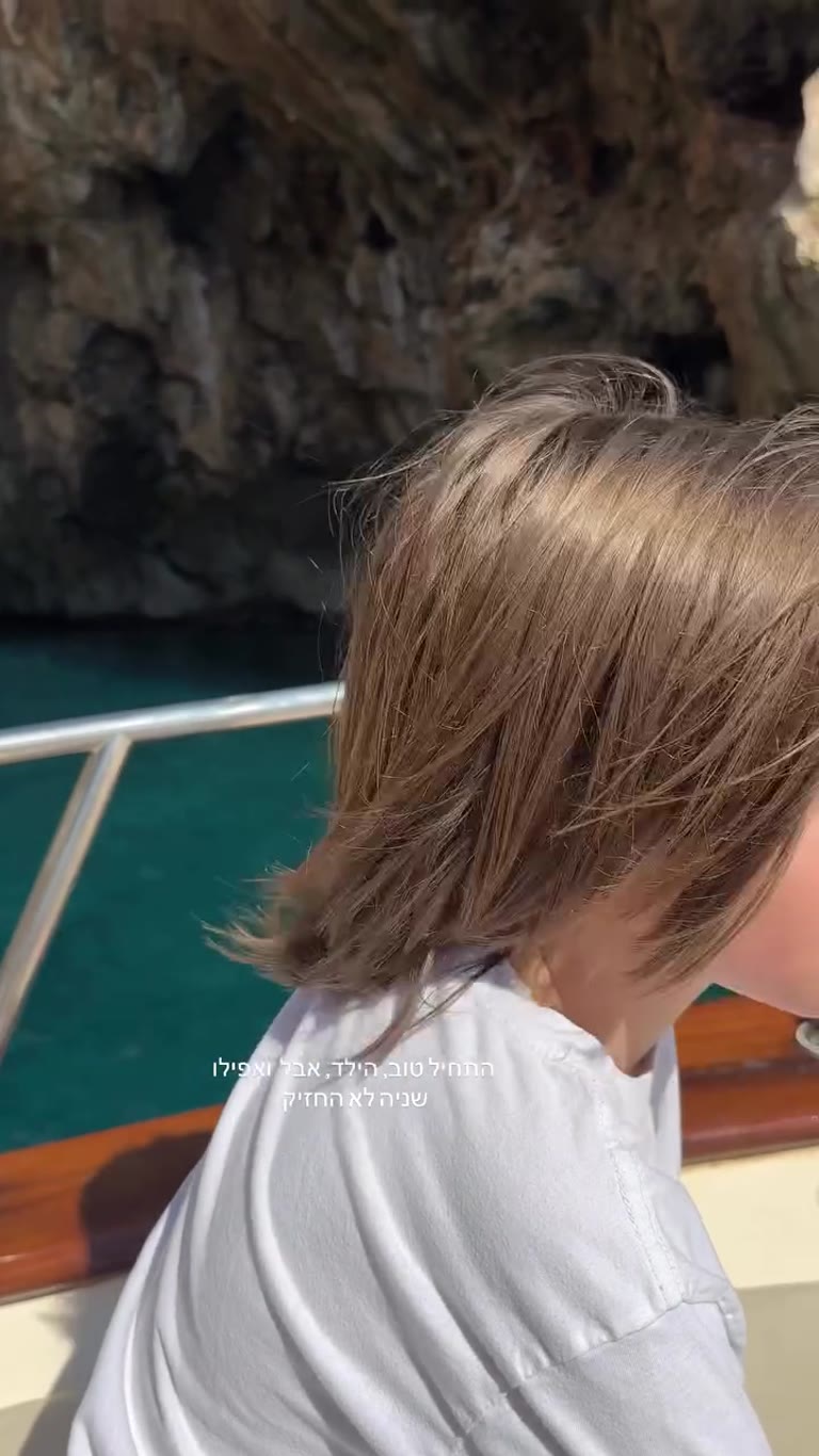 Boat trip through Puglia's sea caves with the kids