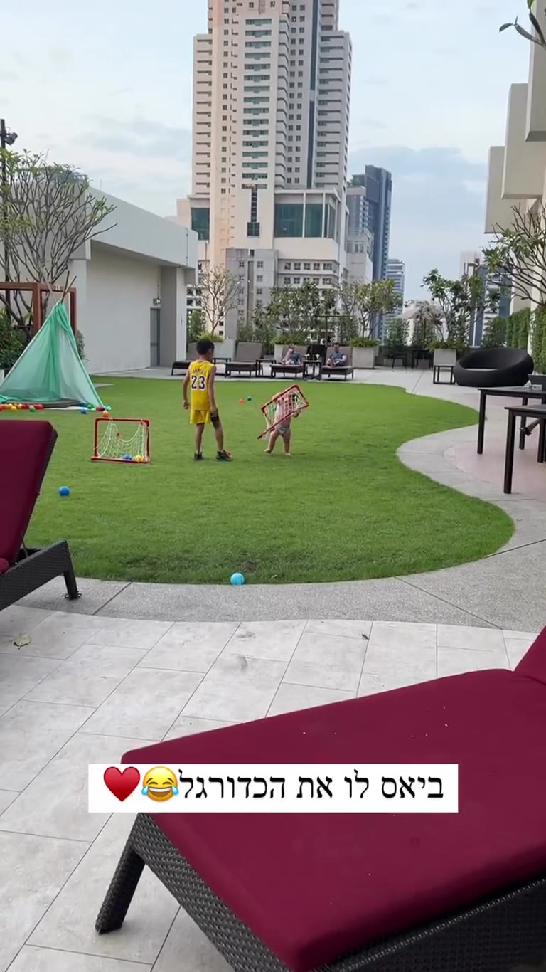 התינוק גונב את השער — משחק כדורגל בבנגקוק