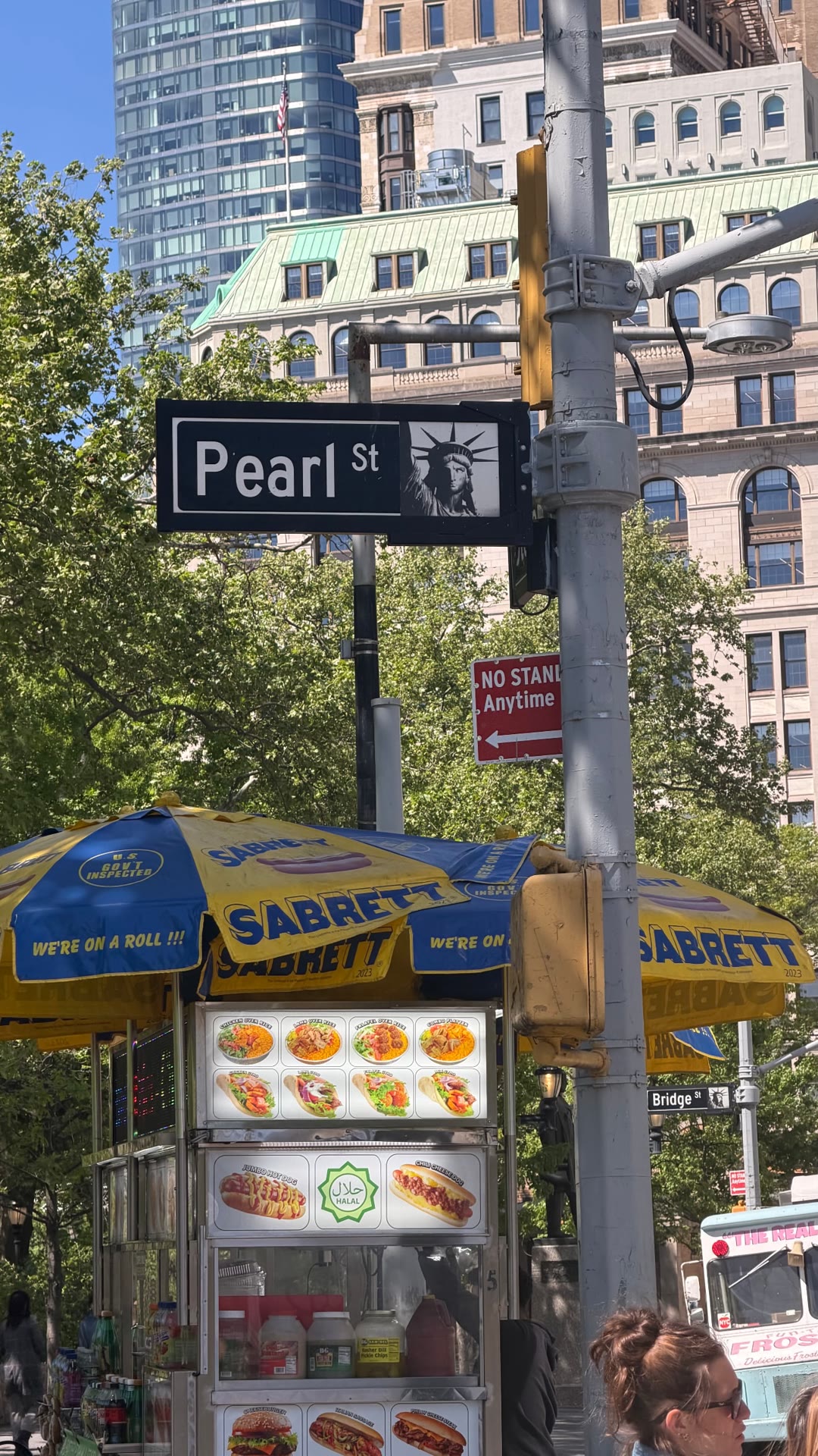 Pearl St & Bridge St – עגלת נקניקיות בניו יורק