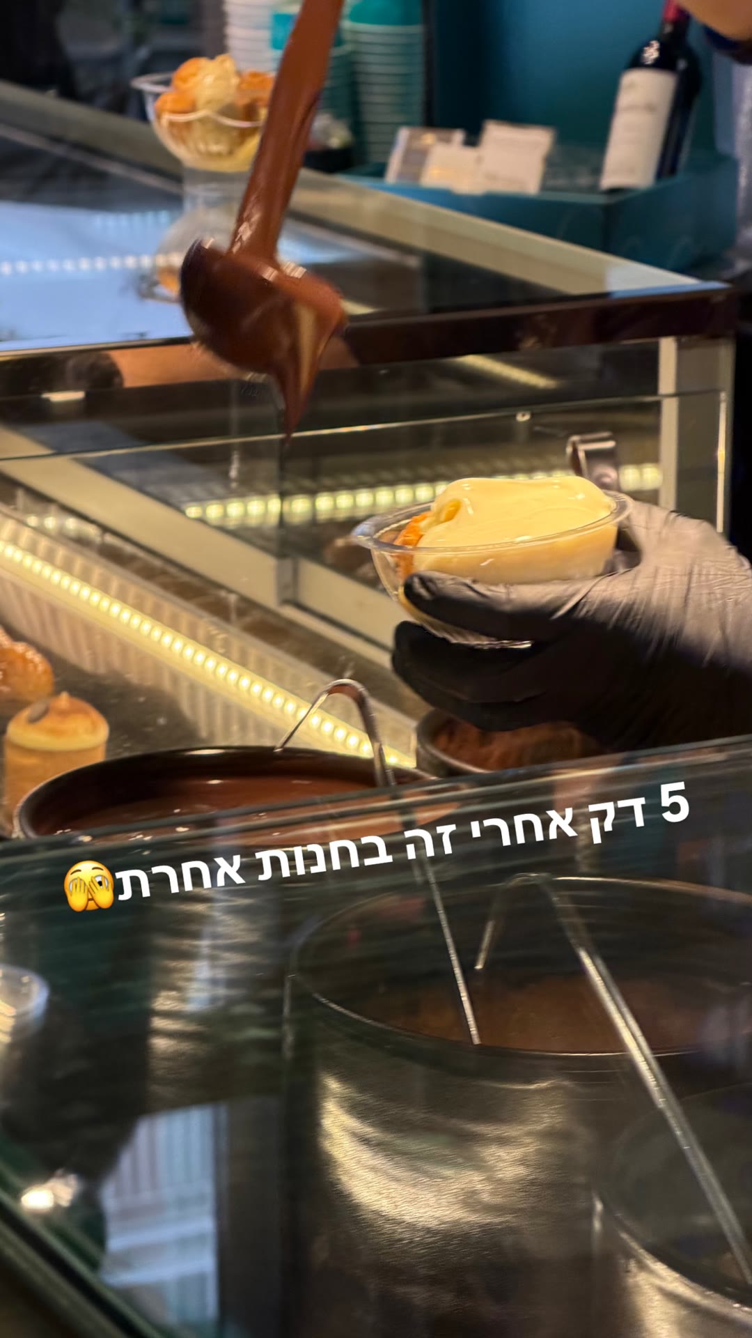 קינוח שוקולד בחנות מתוקים באתונה