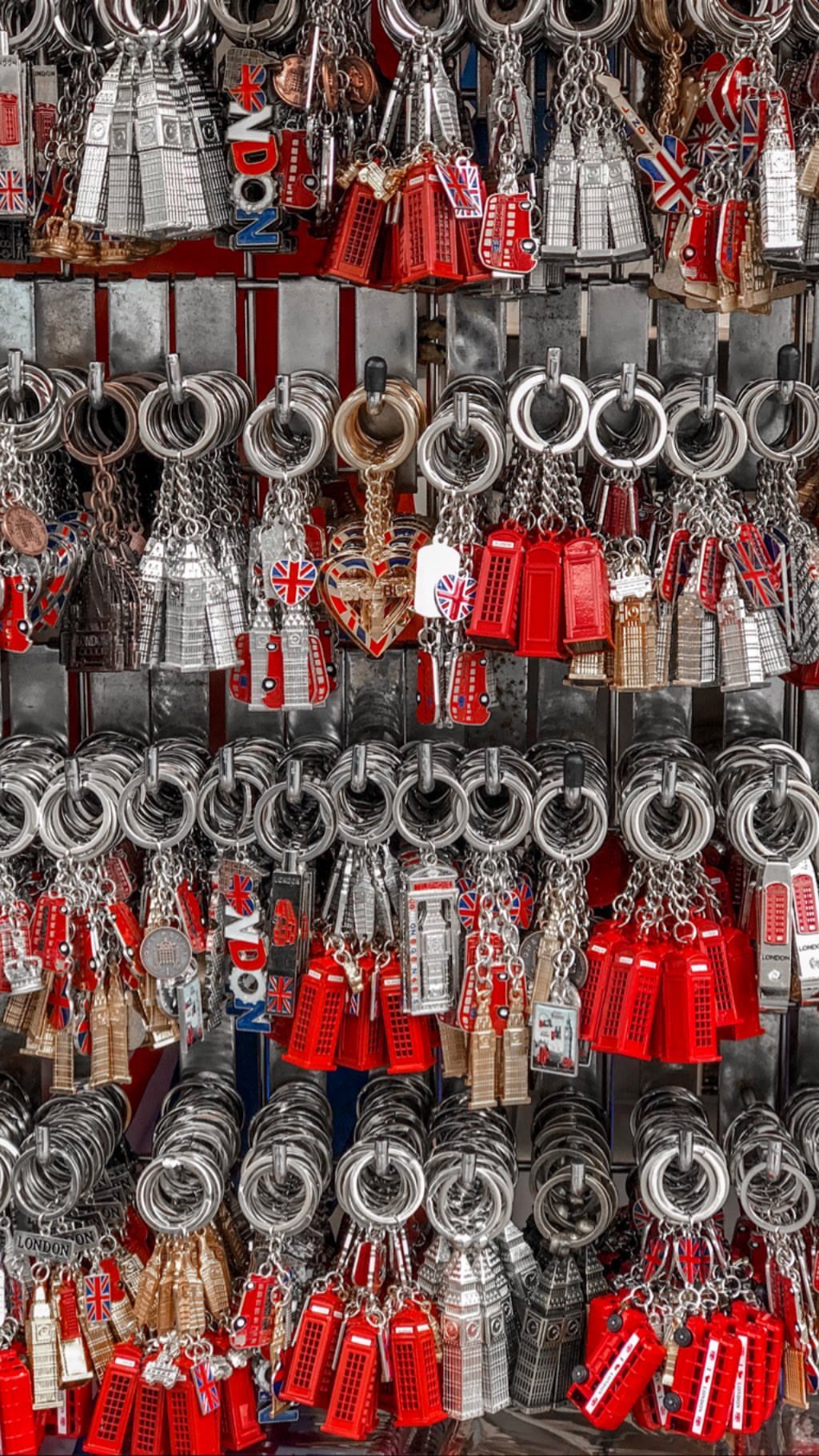 London souvenir keychain stand