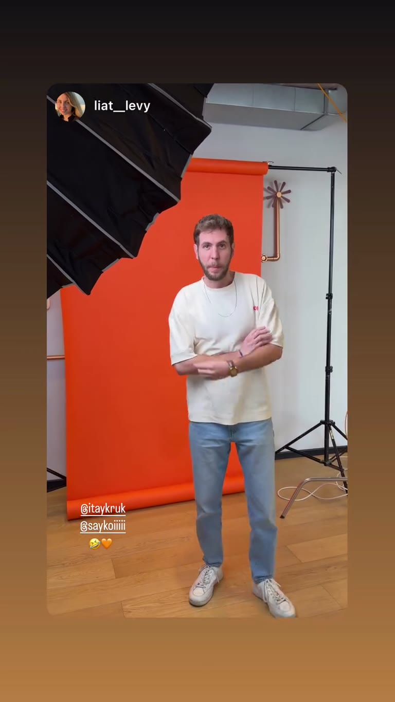 מאחורי הקלעים בצילומים על רקע כתום