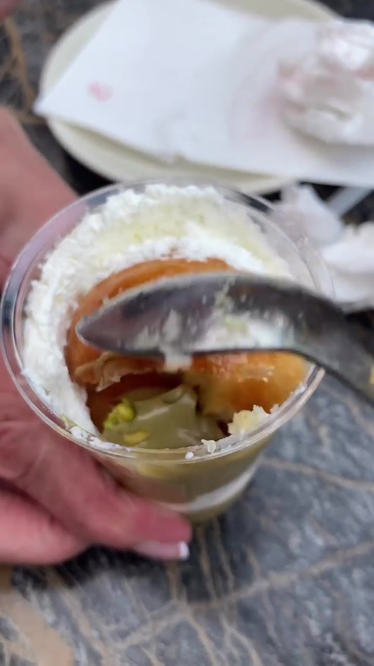 Pistachio babà cup dessert in Napoli