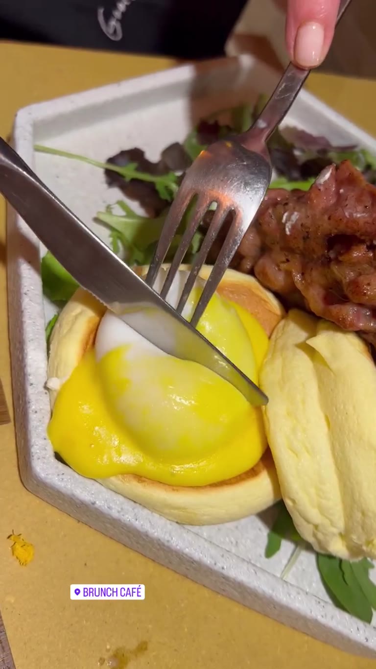 Eggs Benedict at Brunch Café, Venice