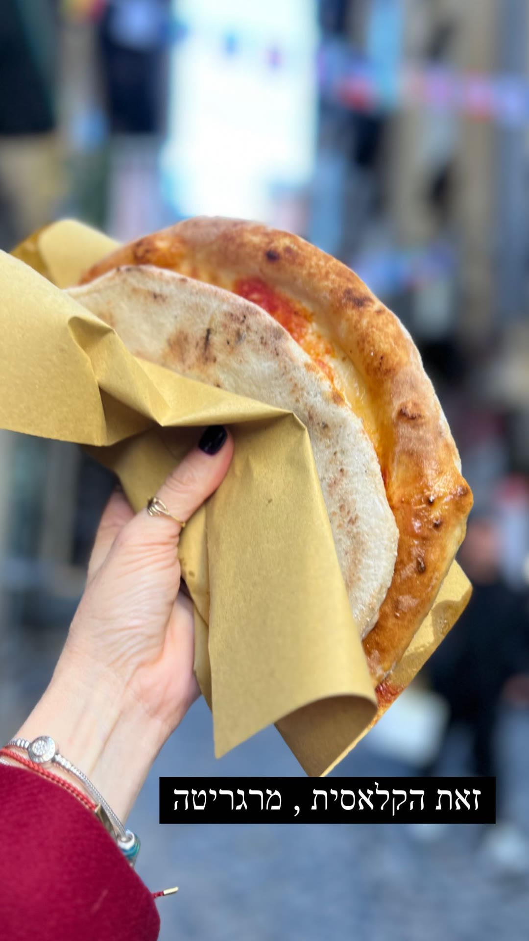 Pizza a portafoglio in Napoli — classic margherita
