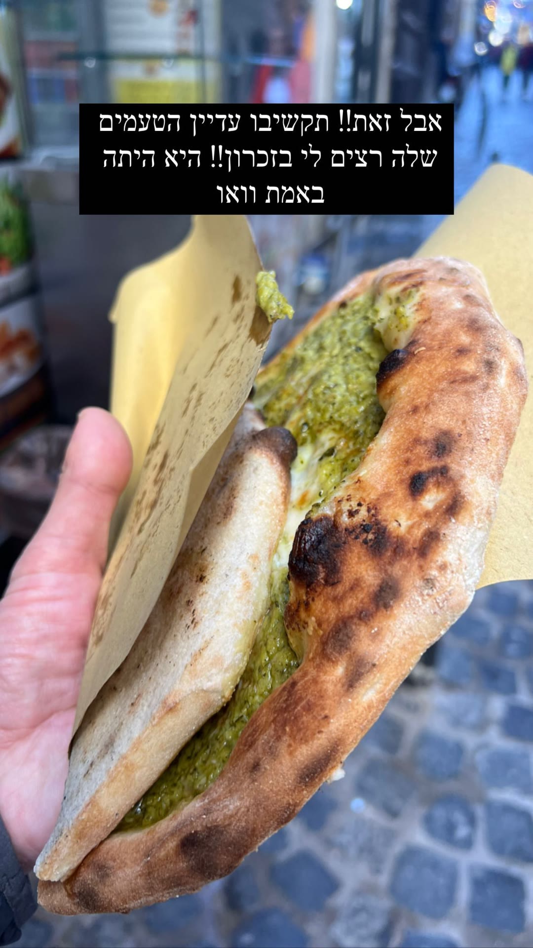 Pesto pizza a portafoglio in Naples