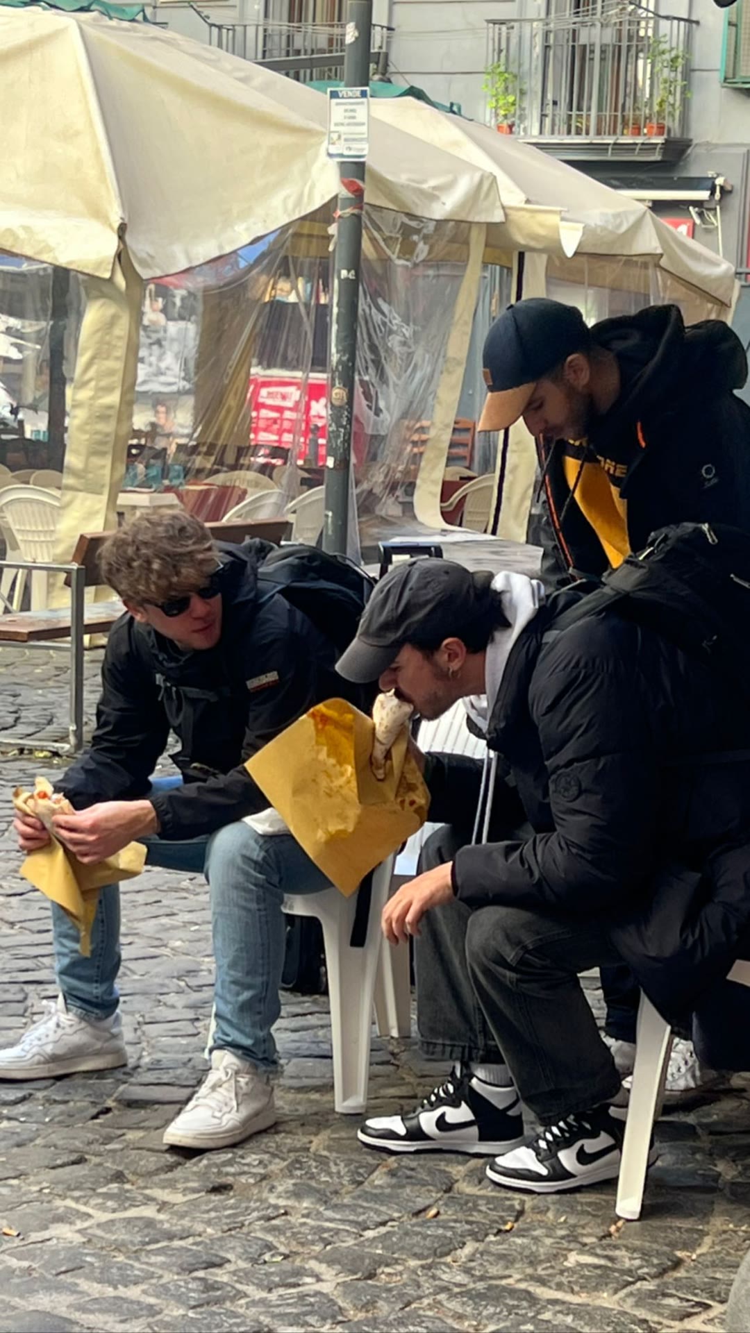 Pizza a portafoglio on a Naples street