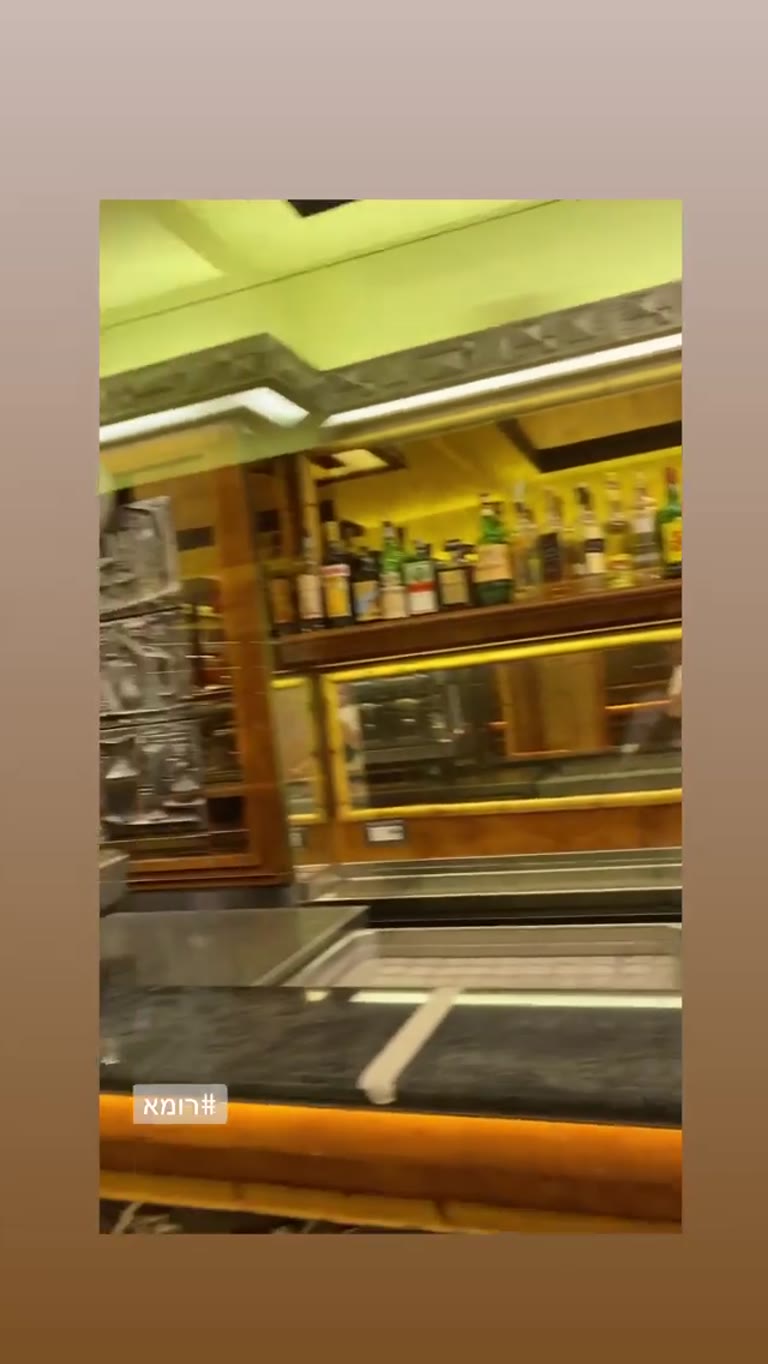 בר ריק לגמרי ברומא בתקופת הקורונה