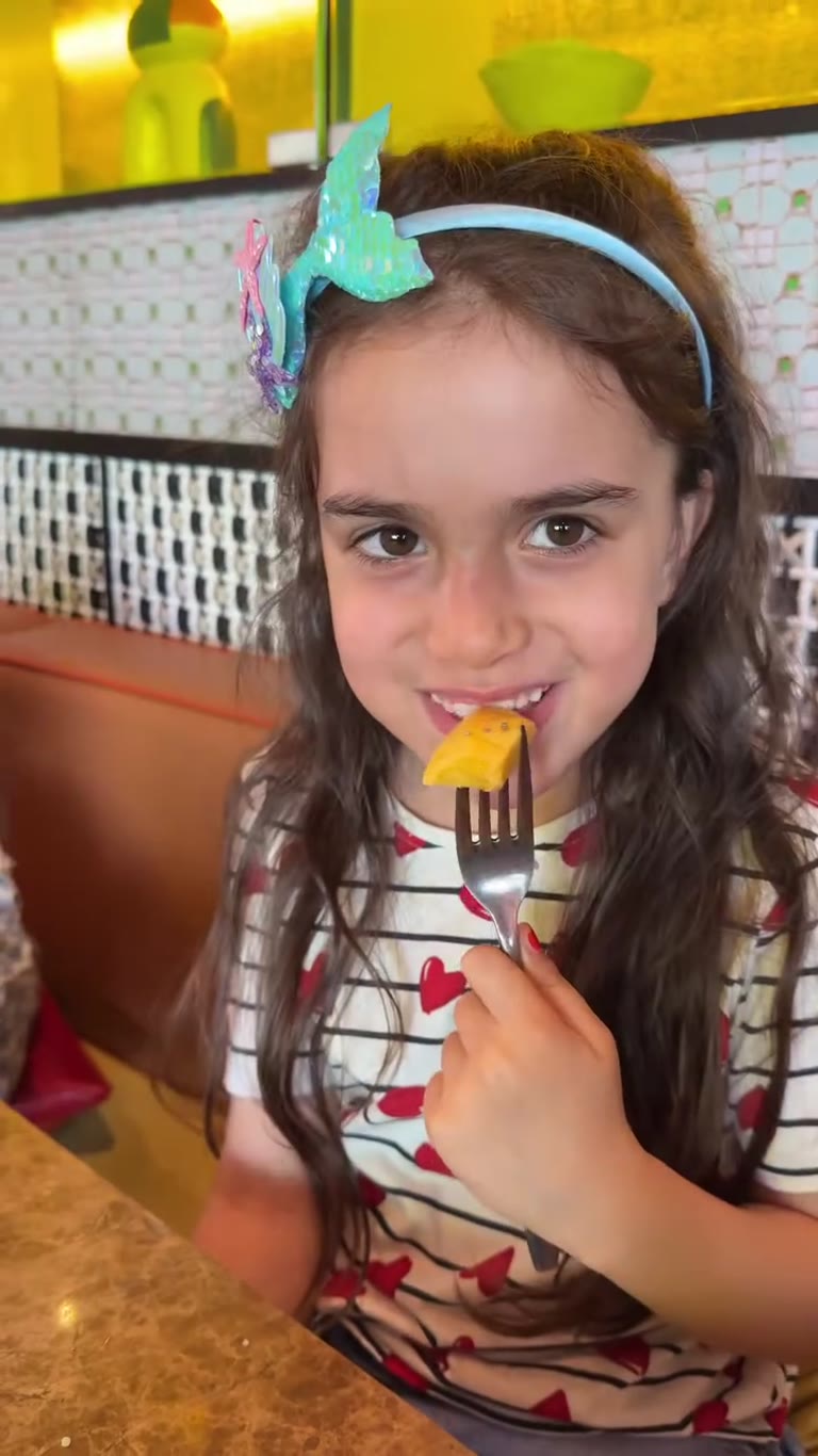 Mango tasting at a colorful Bangkok spot