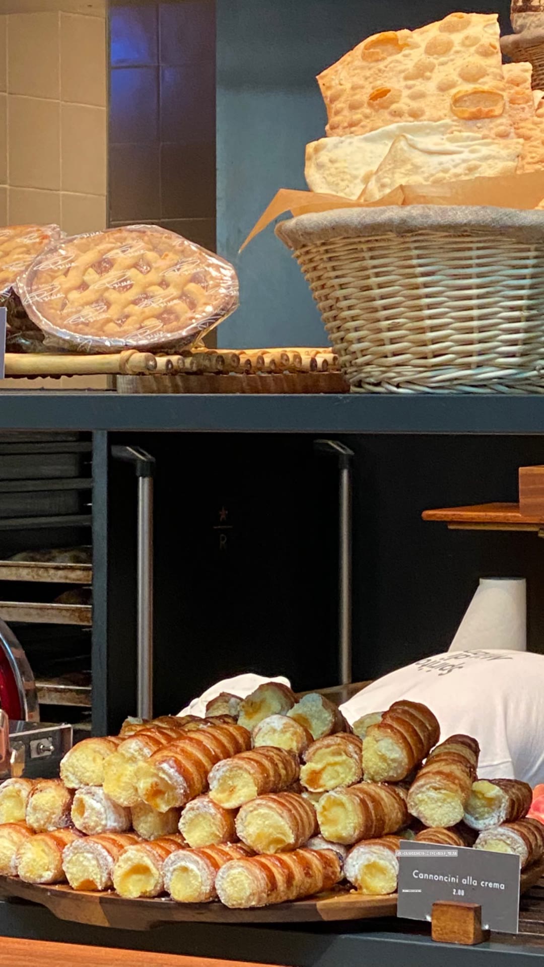 Cannoncini alla crema at Starbucks Reserve Milano