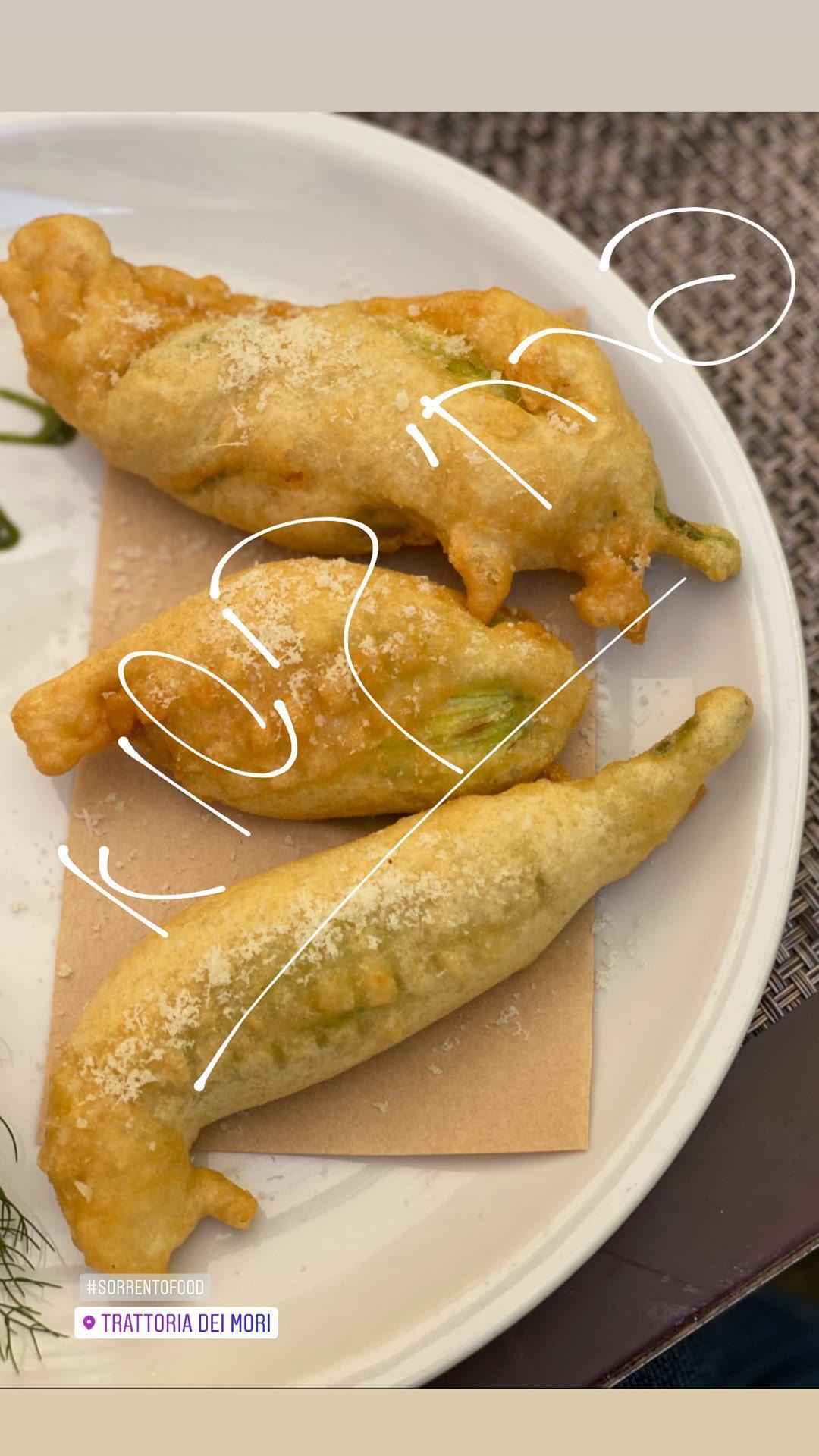 פרחי קישוא מטוגנים ב-Trattoria dei Mori בסורנטו