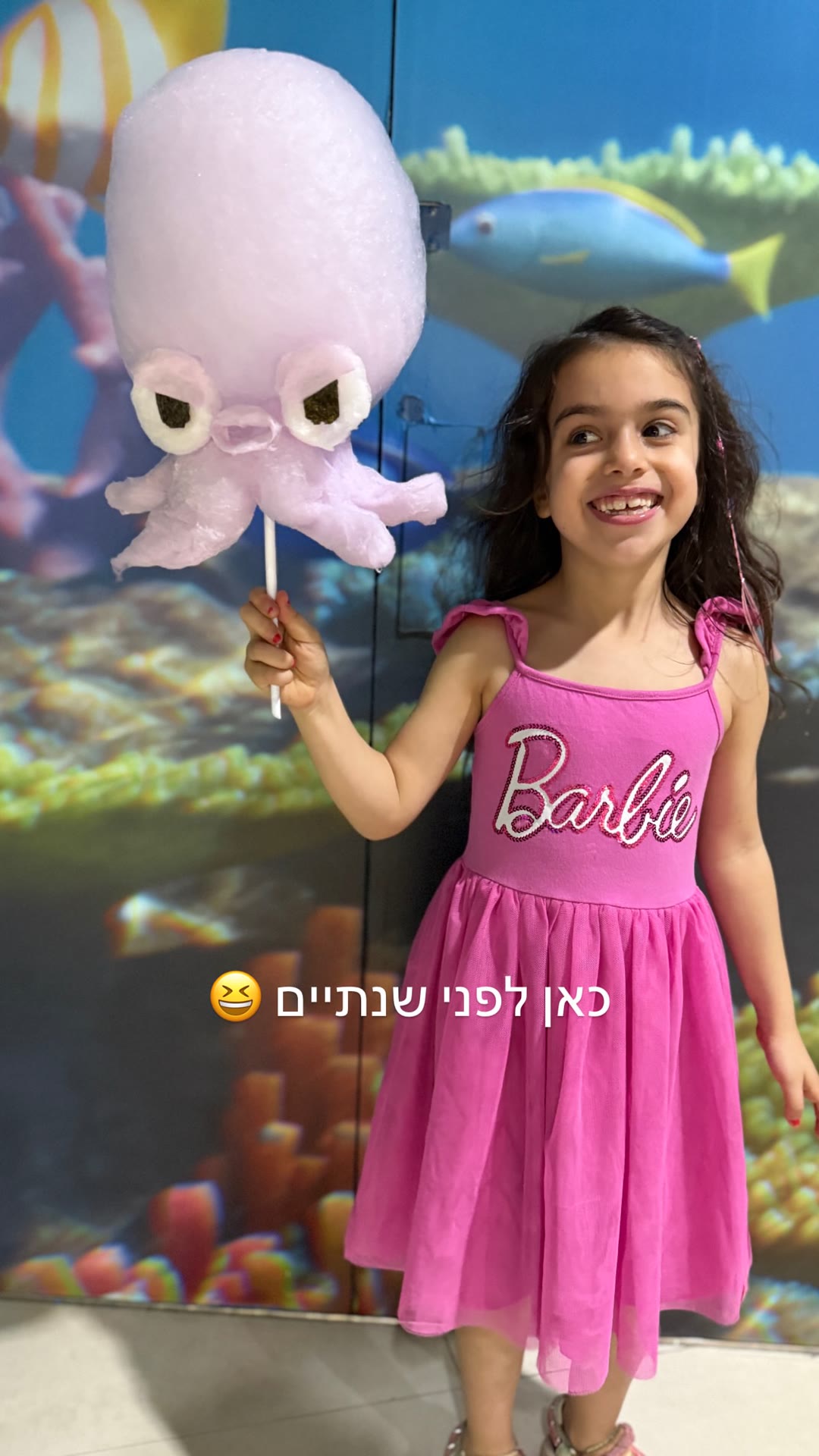 ילדה עם סוכריית תמנון באקווריום בבנגקוק