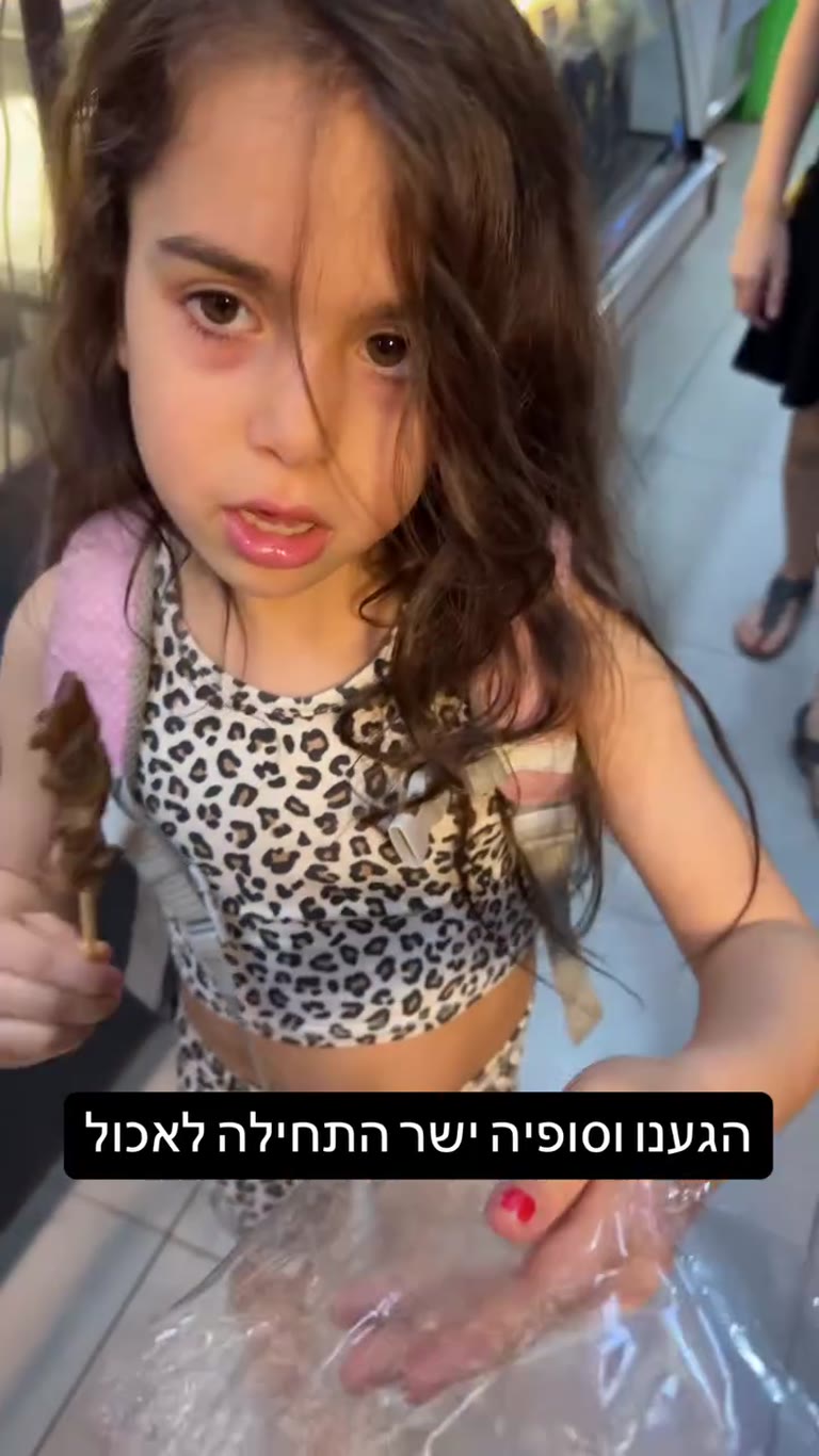סופיה טועמת שיפוד ברגע שהגענו לבנגקוק