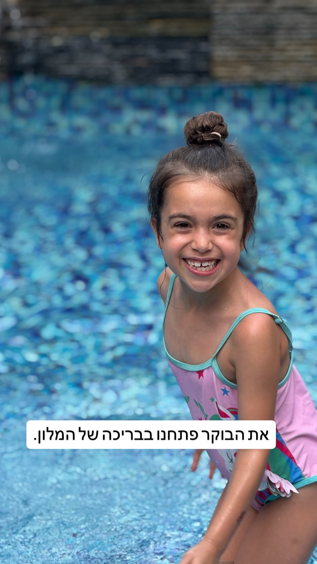 בוקר בבריכת המלון בפוקט