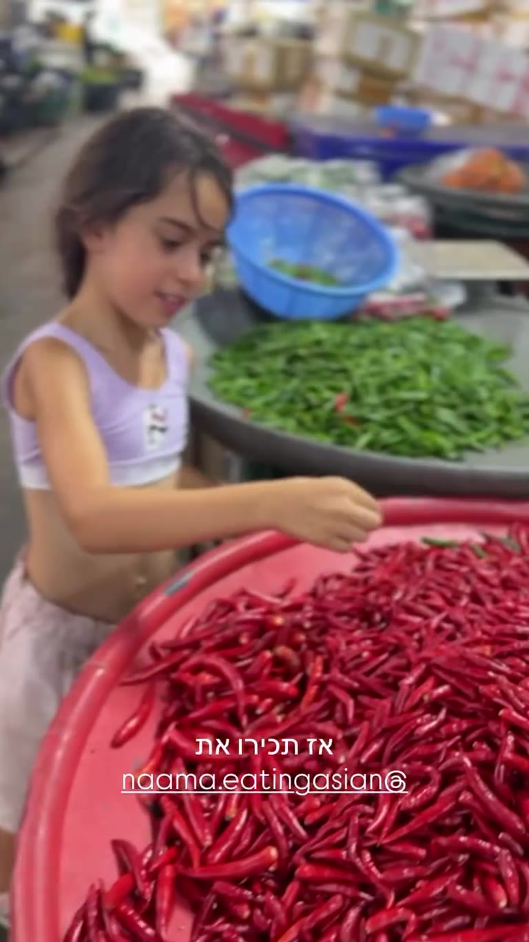 נעמה טועמת אוכל רחוב בשווקים של בנגקוק
