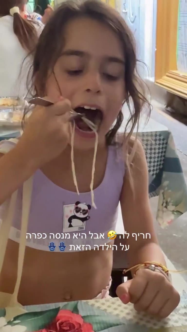 ילדה מתמודדת עם אוכל תאילנדי חריף בבנגקוק