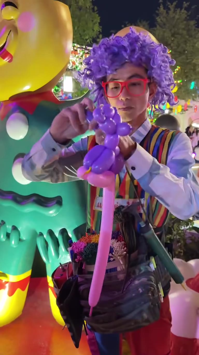 Balloon artist at Chocolate Ville, Bangkok