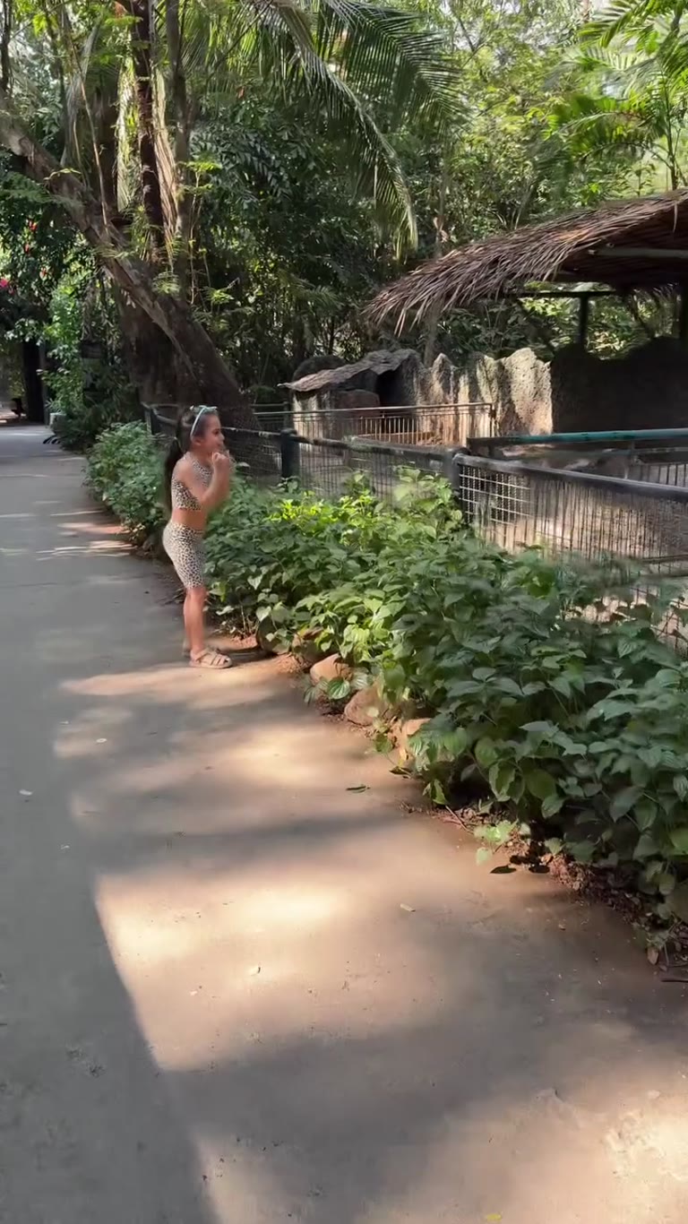 Walking a jungle zoo path in Bangkok