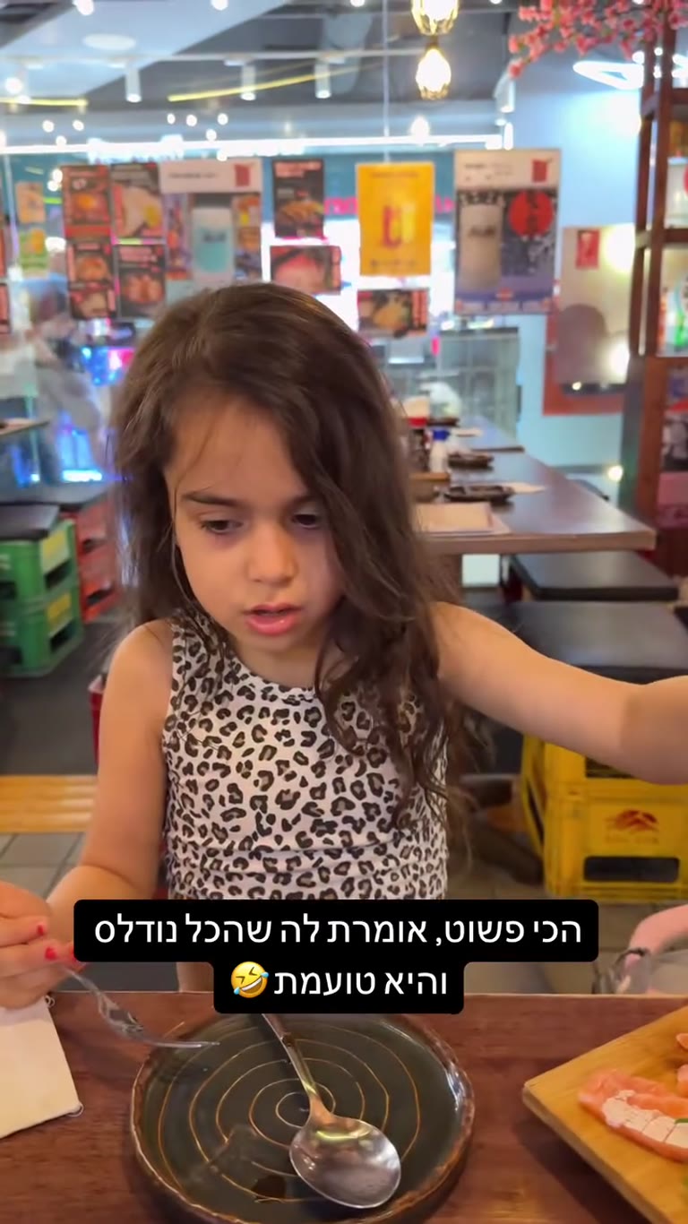 ילדה טועמת סושי במסעדה יפנית בבנגקוק