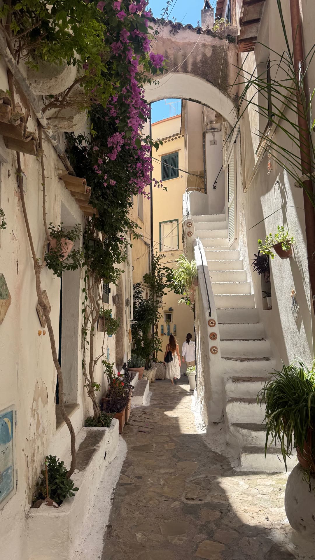 Whitewashed alley on a day trip from Rome