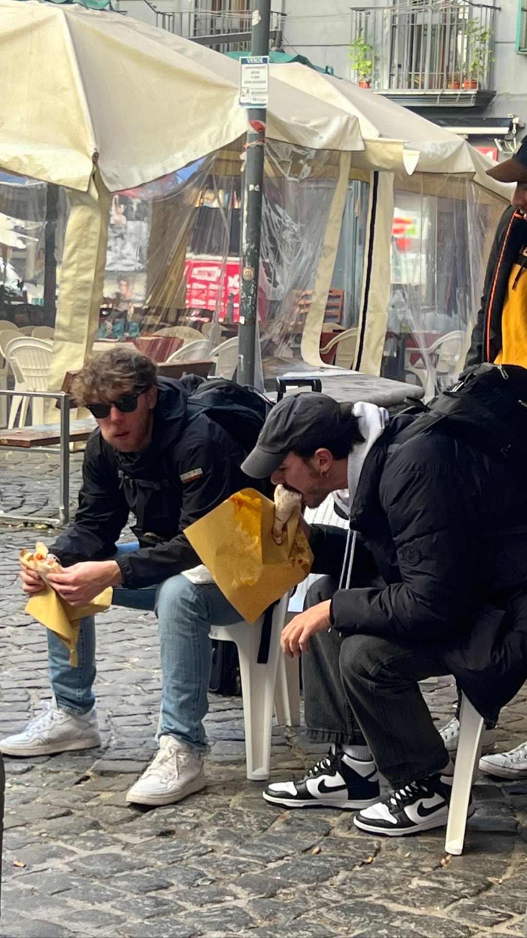 Street pizza a portafoglio in Napoli