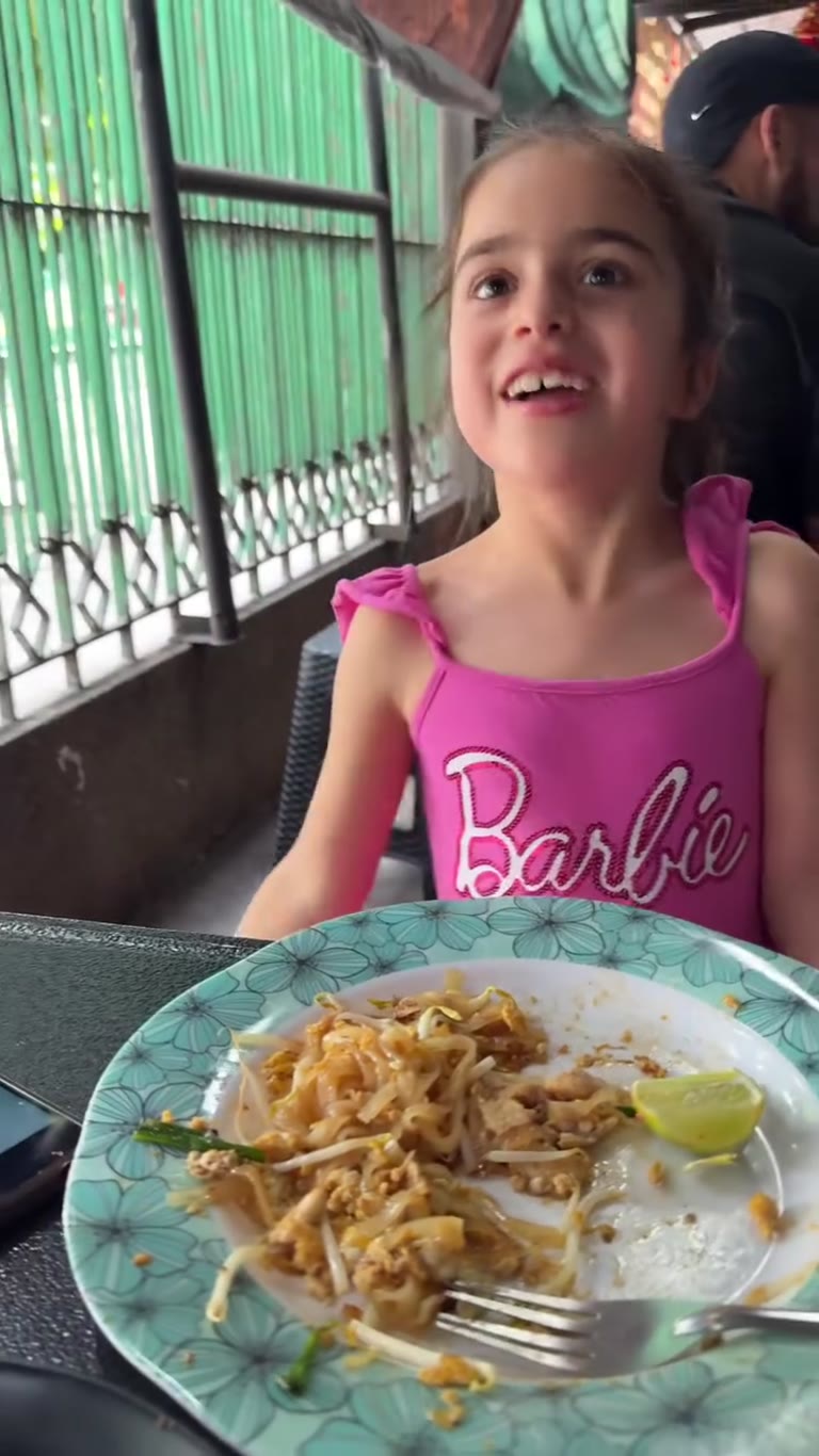 Pad thai lunch with the kids in Bangkok