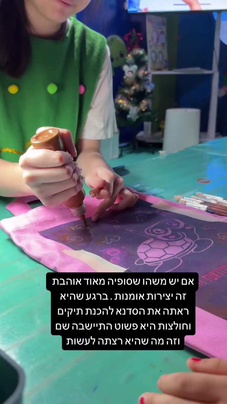 Kids' bag-painting workshop in Bangkok