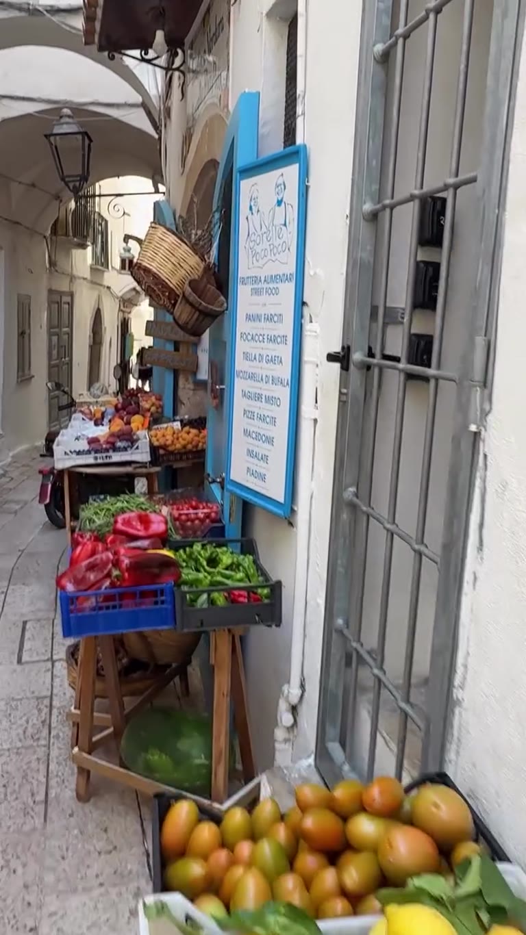 Sorelle Poco Poco — frutteria e street food a Gaeta