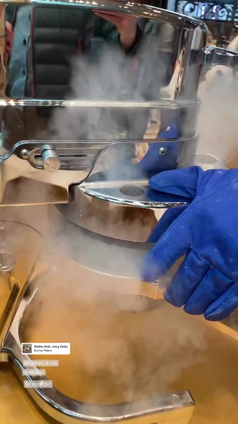 Liquid nitrogen gelato show in Milan