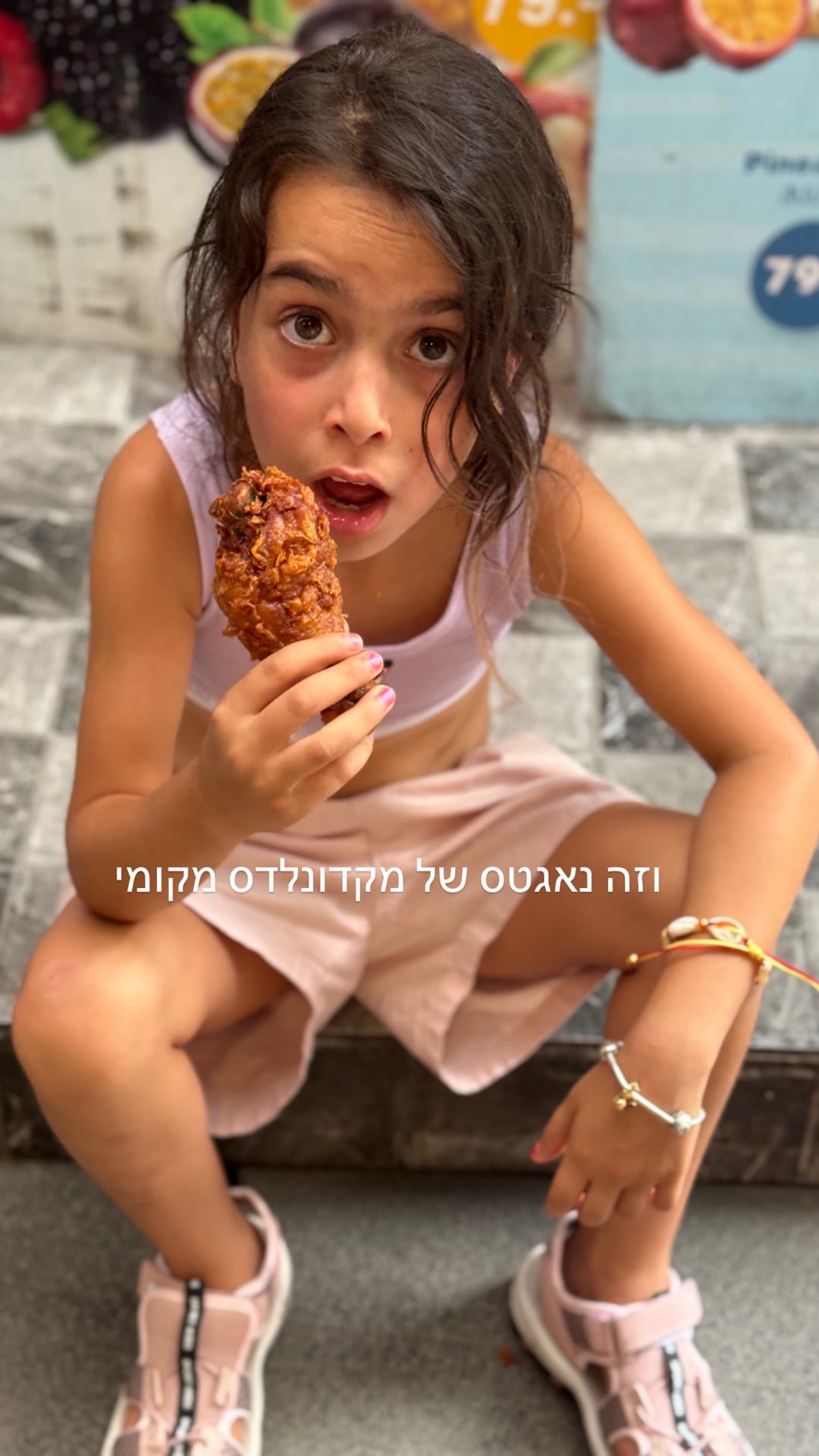 נאגטס "מקדונלדס מקומי" ברחוב בבנגקוק