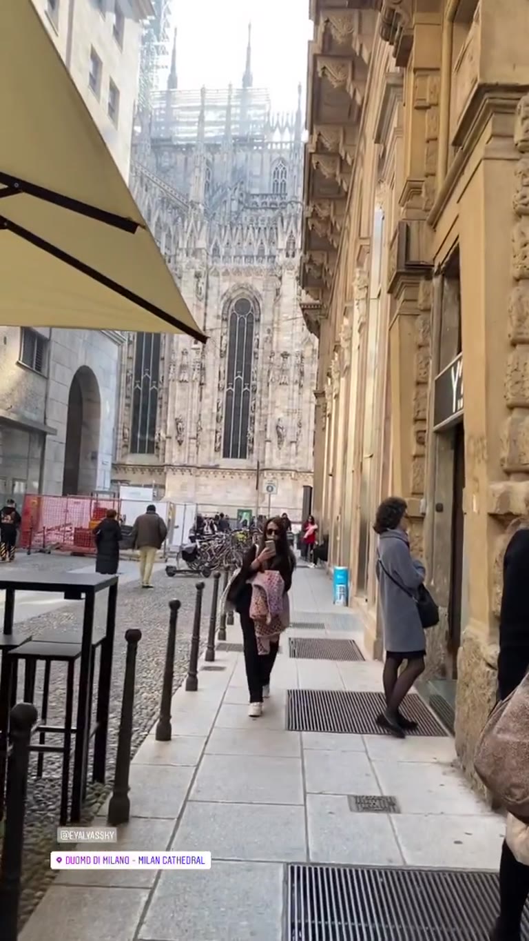 Walking up to the Duomo di Milano