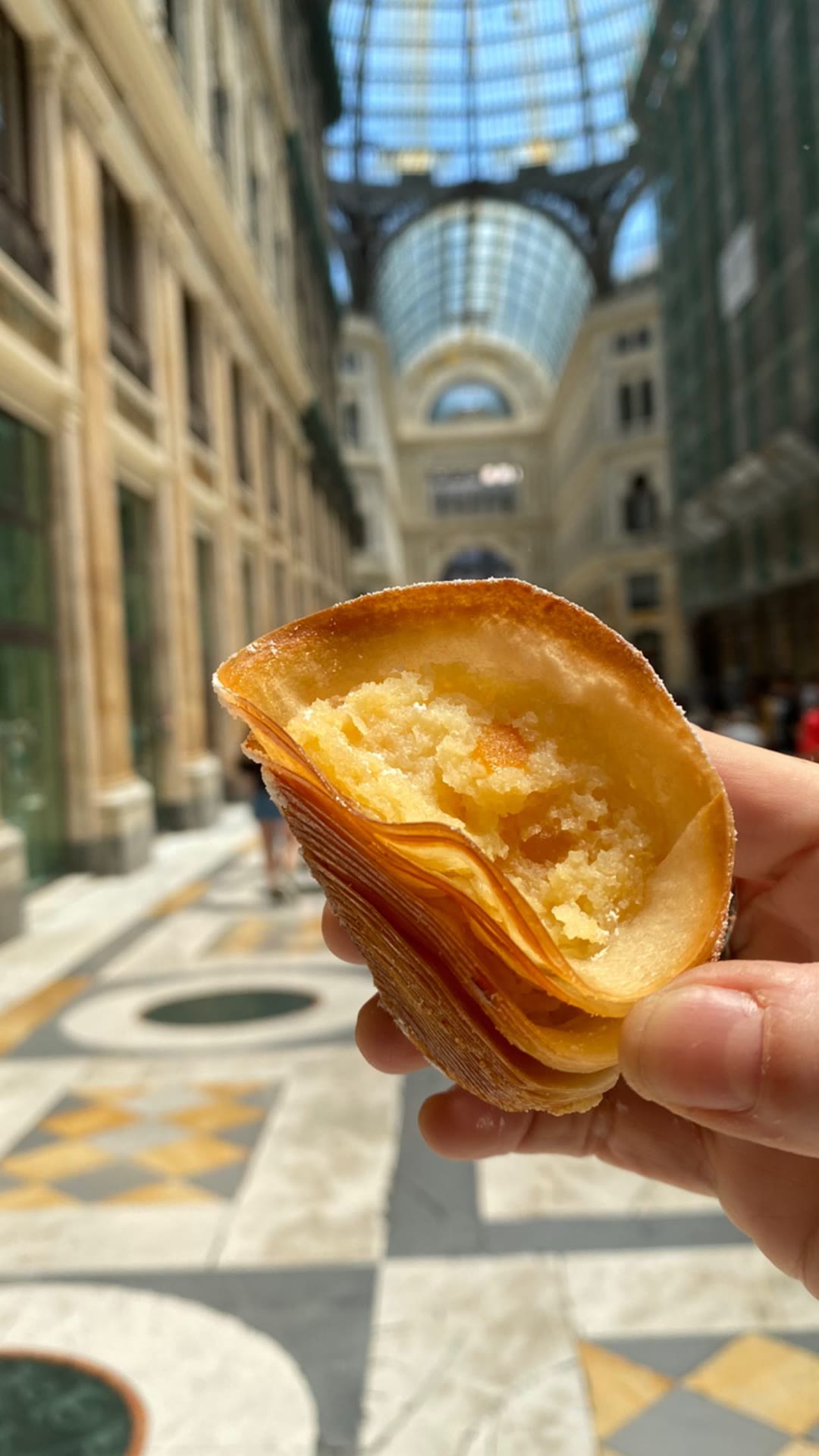 Sfogliatella in Galleria Umberto I, Naples