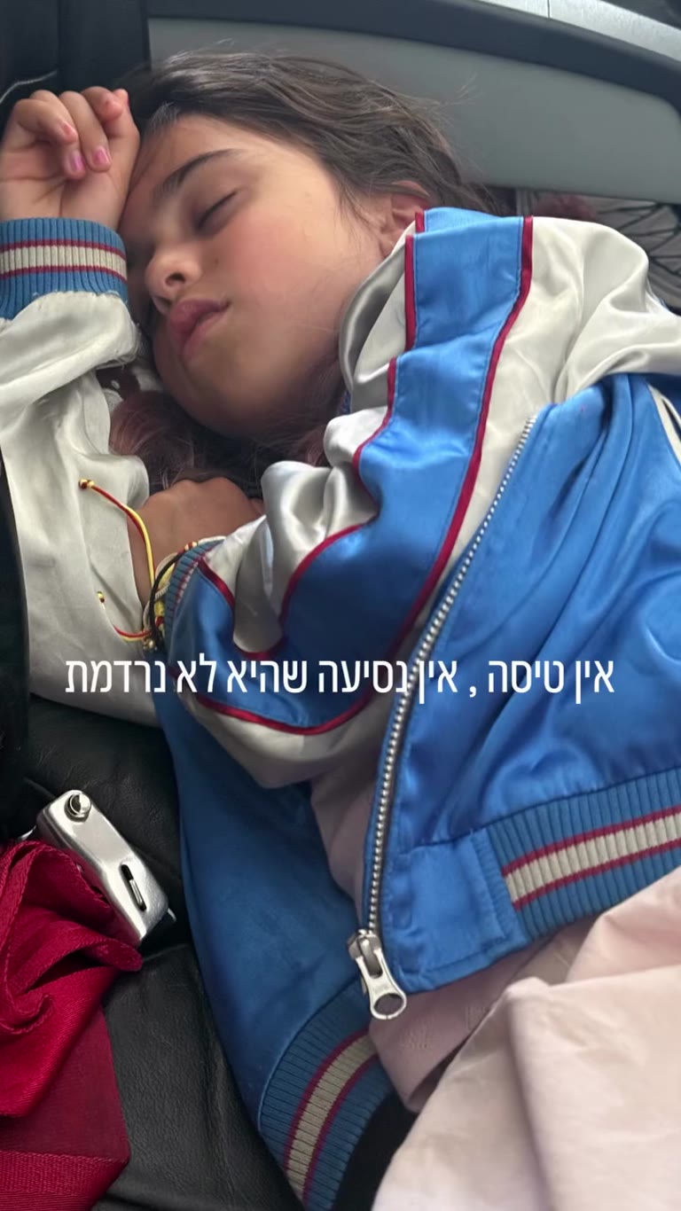 ילדה נרדמת בכל נסיעה - בדרך בבנגקוק